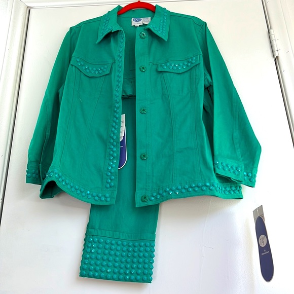 DG2 by DIANE GILMAN VIBRANT GREEN MATCHING JEANS AND JACKET WITH GREEN BUTTONS - Picture 3 of 12